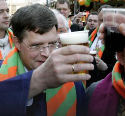 Balkenende met bier